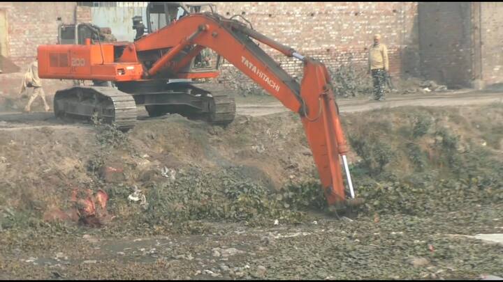 ਯਾਦ ਰਹੇ ਕਿ ਪ੍ਰਦੂਸ਼ਣ ਕੰਟਰੋਲ ਬੋਰਡ ਨੇ ਪੰਜਾਬ ਵਿੱਚ ਵਧ ਰਹੇ ਪ੍ਰਦੂਸ਼ਣ ਸਬੰਧੀ ਪੰਜਾਬ ਸਰਕਾਰ ਦੀ ਖਿਚਾਈ ਕੀਤੀ ਸੀ ਤੇ 50 ਕਰੋੜ ਦਾ ਜ਼ੁਰਮਾਨਾ ਲਾਇਆ ਸੀ ਜਿਸ ਦੇ ਬਾਅਦ ਪੰਜਾਬ ਸਰਕਾਰ ਨੇ ਨਾਲੇ ਦੀ ਸਫਾਈ ਬਾਰੇ ਸੋਚਿਆ ਹੈ।