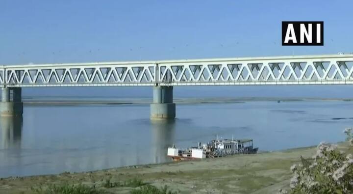 ਪੁਲ਼ ’ਤੇ 3 ਲੇਨ ਦੀ ਸੜਕ ਬਣਾਈ ਗਈ ਹੈ ਤੇ ਹੇਠਲੇ ਹਿੱਸੇ ਵਿੱਚ ਦੋ ਰੇਲਵੇ ਟਰੈਕ ਬਣਾਏ ਗਏ ਹਨ। ਇਸ ’ਤੇ 100 ਕਿਲੋਮੀਟਰ ਦੀ ਰਫ਼ਤਾਰ ਨਾਲ ਰੇਲਾਂ ਦੌੜ ਸਕਣਗੀਆਂ। ਪੁਲ਼ ਬਣਾਉਣ ’ਤੇ 5800 ਕਰੋੜ ਦੀ ਲਾਗਤ ਆਈ ਹੈ।