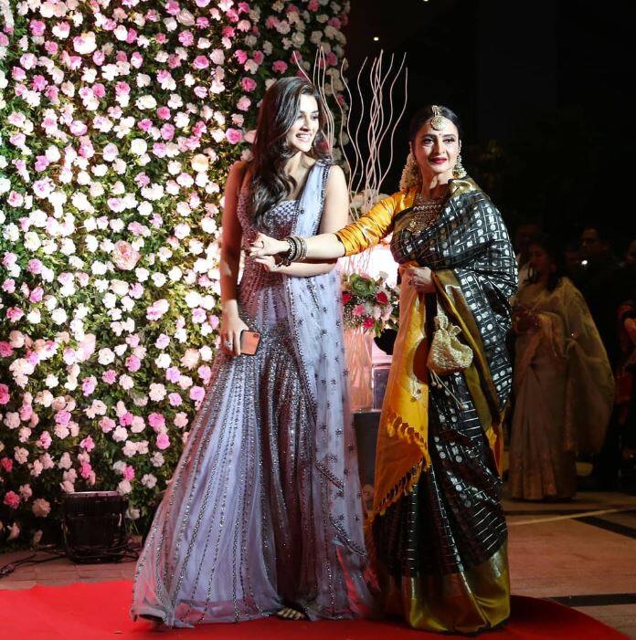 ਪਾਰਟੀ ‘ਚ ਐਵਰਗ੍ਰੀਨ ਐਕਟਰਸ ਰੇਖਾ ਨੇ ਇੰਡੀਅਨ ਅਟਾਇਅਰ ‘ਚ ਐਕਟਸਰ ਕ੍ਰਿਤੀ ਸੈਨਨ ਨਾਲ ਐਂਟਰੀ ਕੀਤੀ।