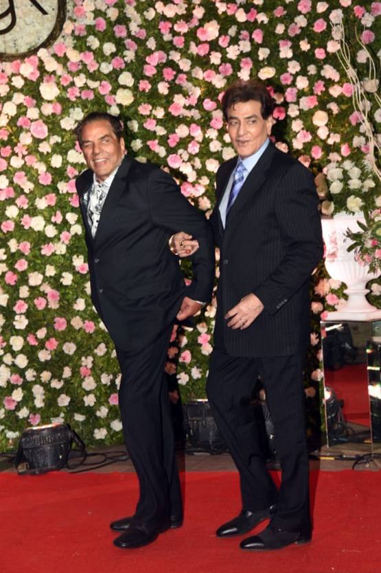 ਇਸ ਪਾਰਟੀ ‘ਚ ਜਿੱਥੇ ਸਾਰੇ ਕਾਮੇਡੀਅਨ ਇੱਕਠਾ ਹੋਏ ਉਥੇ ਹੀ ਪਾਰਟੀ ‘ਚ ਜੰਪਿੰਗ ਜੈਕ ਜਿਤੇਂਦਰ ਅਤੇ ਪੰਜਾਬ ਦਾ ਪੁੱਤਰ ਧਮੇਂਦਰ ਵੀ ਆਪਣੇ ਅੰਦਾਜ਼ ‘ਚ ਨਜ਼ਰ ਆਏ।