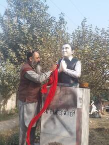 ਗਾਂਧੀ ਦੇ ਬੁੱਤ \'ਤੇ ਮਲੀ ਅਕਾਲੀਆਂ ਦੀ ਕਾਲਖ਼ ਸਾਫ਼ ਕਰਦੇ ਕਾਂਗਰਸੀ ਨੇ ਕੀਤੀ ਦਸਤਾਰ ਦੀ \'ਬੇਅਦਬੀ\'