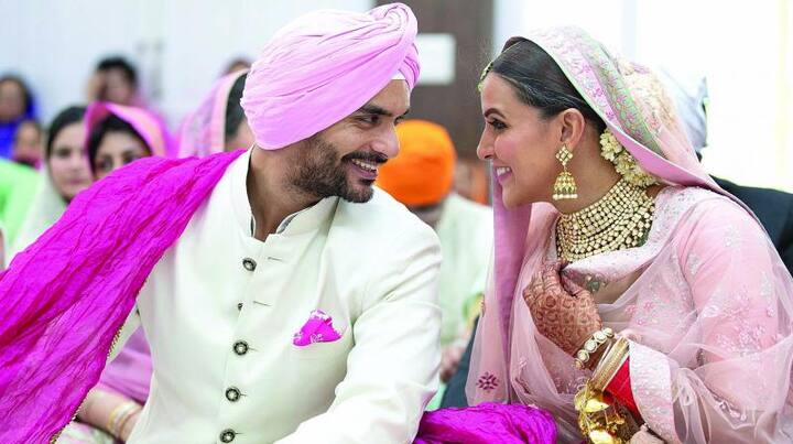 ਐਕਟਰਸ ਨੇਹਾ ਧੁਪੀਆ ਤੇ ਅੰਗਦ ਬੇਦੀ ਨੇ ਵੀ ਮਈ ‘ਚ ਹੀ ਇੱਕ ਦੂਜੇ ਨੂੰ ਆਪਣਾ ਜੀਵਨ ਸਾਥੀ ਚੁਣਿਆ। ਦੋਨਾਂ ਦਾ ਵਿਆਹ ਬੇਹੱਦ ਸੀਕ੍ਰੇਟ ਤਰੀਕੇ ਨਾਲ ਦਿੱਲੀ ‘ਚ ਸਿੱਖ ਰੀਤਾਂ ਮੁਤਾਬਕ ਹੋਇਆ। ਹੁਣ ਤਾਂ ਦੋਨਾਂ ਕੋਲ ਇੱਕ ਬੇਟੀ ਮਹਿਰ ਧੁਪੀਆ ਵੀ ਹੈ।
