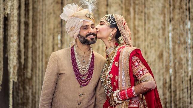 ਹੁਣ ਗੱਲ ਕਰਦੇ ਹਾਂ ਅਨਿਲ ਕਪੂਰ ਦੀ ਧੀ ਤੇ ਬਾਲੀਵੁੱਡ ਦੀ ਫੈਸ਼ਨ ਦੀਵਾ ਸੋਨਮ ਕਪੂਰ ਦੀ। ਉਸ ਨੇ 10 ਮਈ ਨੂੰ ਸ਼ਾਹੀ ਅੰਦਾਜ਼ ‘ਚ ਆਪਣੇ ਬੁਆਏਫ੍ਰੈਂਡ ਆਨੰਦ ਆਹੂਜਾ ਨਾਲ ਵਿਆਹ ਕੀਤਾ। ਦੋਨੋਂ ਲੰਬੇ ਸਮੇਂ ਤੋਂ ਇੱਕ ਦੂਜੇ ਨੂੰ ਡੇਟ ਕਰ ਰਹੇ ਸੀ।