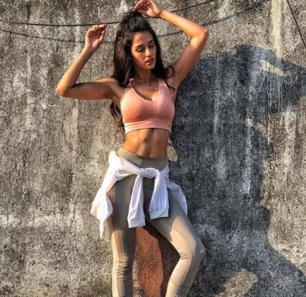 ਦਿਸ਼ਾ ਪਟਾਨੀ: ‘ਐਮਐਸ ਧੋਨੀ- ਦ ਅਨਟੋਲਡ ਸਟੋਰੀ’ ਫਿਲਮ ਤੋਂ ਬਾਲੀਵੁੱਡ ਕਰੀਰ ਦੀ ਸ਼ੁਰੂਆਤ ਕਰਨ ਵਾਲੀ ਦਿਸਾ ਪਟਾਨੀ ਨੂੰ ਲੈ ਕੇ ਵੀ ਨੌਜਵਾਨਾਂ ਵਿੱਚ ਕਾਫੀ ਕਰੇਜ਼ ਰਹਿੰਦਾ ਹੈ। ਇਸ ਸਾਲ ਟਾਈਗਰ ਸ਼ਰਾਫ ਨਾਲ ‘ਬਾਗੀ 2’ ਵਿੱਚ ਨਜ਼ਰ ਆਈ ਦਿਸ਼ਾ ਦੀ ਫਿਟਨੈਸ ਦੇ ਹਰ ਪਾਸੇ ਚਰਚੇ ਹੁੰਦੇ ਹਨ। ਉਹ ਅਕਸਰ ਆਪਣੀ ਕਸਰਤ ਦੀਆਂ ਫੋਟੋਆਂ ਤੇ ਵੀਡੀਓ ਪੋਸਟ ਕਰਦੀ ਰਹਿੰਦੀ ਹੈ।