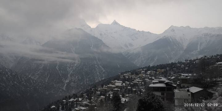 ਸ਼ਿਮਲਾ ਵਿੱਚ ਘੱਟੋ-ਘੱਟ ਤਾਪਮਾਨ ਵੀ 0.6 ਡਿਗਰੀ ਸੈਂਟੀਗ੍ਰੇਡ ਦਰਜ ਕੀਤਾ ਗਿਆ ਹੈ। ਇੱਥੇ ਪਾਣੀ ਦੀਆਂ ਪਾਈਪਾਂ ਤਕ ਜੰਮ ਗਈਆਂ ਹਨ। 