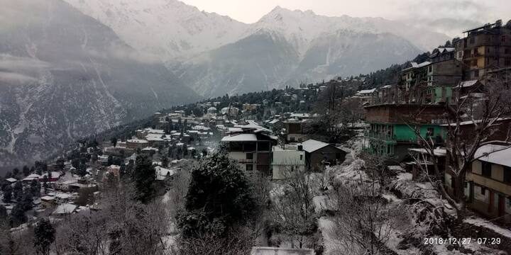 ਬਰਫ਼ਬਾਰੀ ਕਾਰਨ ਇਸ ਜ਼ਿਲ੍ਹੇ ਨੂੰ ਮੁੱਖਧਾਰਾ ਨਾਲ ਜੋੜਨ ਵਾਲਾ ਰੋਹਤਾਂਗ ਦਰਾ ਪਹਿਲਾਂ ਹੀ ਬੰਦ ਹੋ ਚੁੱਕਿਆ ਹੈ। 