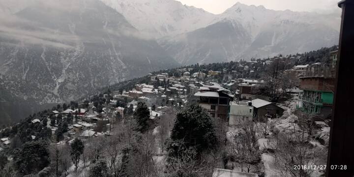 ਸ਼ਿਮਲਾ ਦੇ ਮੌਸਮ ਕੇਂਦਰ ਦੇ ਨਿਰਦੇਸ਼ਕ ਮਨਮੋਹਨ ਸਿੰਘ ਨੇ ਦੱਸਿਆ ਅਗਲੇ 24 ਘੰਟਿਆਂ ਵਿੱਚ ਤਾਪਮਾਨ ਚਾਰ ਤੋਂ ਛੇ ਦਰਜੇ ਹੋਰ ਹੇਠਾਂ ਜਾ ਸਕਦਾ ਹੈ। 