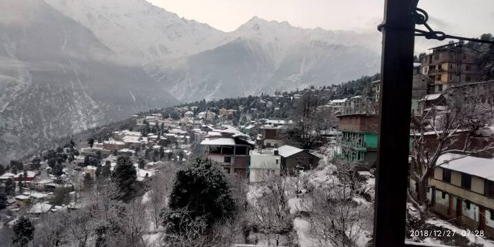 ਠੰਢ, ਬਰਫ਼ਬਾਰੀ ਕਾਰਨ ਸਿਰਜੇ ਗਏ ਸੁੰਦਰ ਦ੍ਰਿਸ਼ਾਂ ਸਦਕਾ ਇੱਥੇ ਆਉਂਦੇ ਦਿਨਾਂ ਵਿੱਚ ਸੈਲਾਨੀਆਂ ਦੀ ਗਿਣਤੀ ਵਧਣ ਦੀ ਆਸ ਹੈ। 