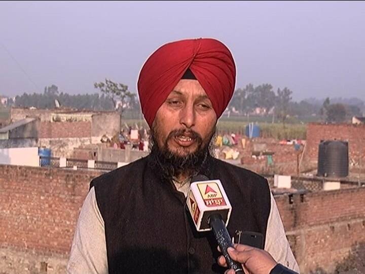 ਇੰਦਰਪ੍ਰੀਤ ਦੇ ਪਿਤਾ ਇੰਦਰਜੀਤ ਸਿੰਘ ਰਿਟਾਇਰਡ ਫੌਜੀ ਹਨ ਅਤੇ ਕਾਰਗਿਲ ਦੀ ਲੜਾਈ ਲੜ ਚੁੱਕੇ ਹਨ। ਇੱਕ ਵਾਰ ਪਿੰਡ ਦੇ ਪੰਚ ਵੀ ਰਹੇ। ਹੁਣ ਆਰਟੀਆਈ ਪਾ ਕੇ ਉਨ੍ਹਾਂ ਦੇ ਪਿੰਡ ਕਈ ਕੰਮਾਂ ਦਾ ਰਿਕਾਰਡ ਕਢਵਾਇਆ ਤਾਂ ਕਈ ਤਰਾਂ ਦੇ ਘਪਲੇ ਸਾਹਮਣੇ ਆਏ। ਉਹ ਕਹਿੰਦੇ ਹਨ ਕਿ ਸਾਰੇ ਭ੍ਰਿਸ਼ਟ ਬੰਦੇ ਚੋਣਾਂ ਲੜਦੇ ਹਨ, ਜਿਸ ਕਰਕੇ ਆਮ ਬੰਦੇ ਦਾ ਕੁਝ ਨਹੀਂ ਬਣਦਾ। ਉਨ੍ਹਾਂ ਕਿਹਾ ਕਿ ਮਾਪਿਆਂ ਨੂੰ ਆਪਣੀਆਂ ਕੁੜੀਆਂ ਨੂੰ ਅੱਗੇ ਵਧਣ ਦਾ ਮੌਕਾ ਦੇਣਾ ਚਾਹੀਦਾ ਹੈ।