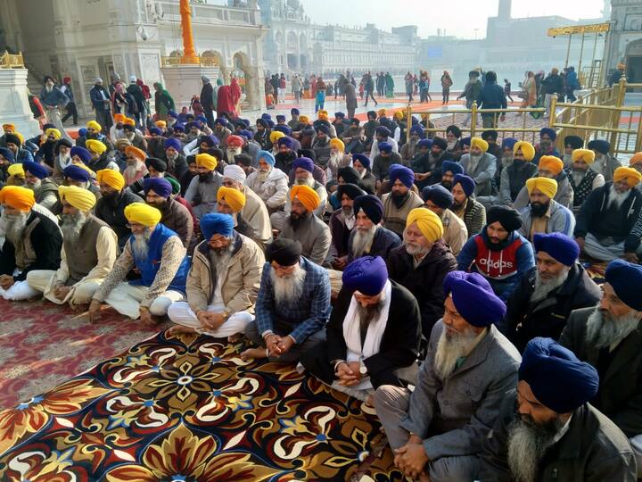  ਅੰਮ੍ਰਿਤਸਰ: ਅੱਜ ਛੋਟੇ ਸਾਹਿਬਜ਼ਾਦਿਆਂ ਬਾਬਾ ਜ਼ੋਰਾਵਰ ਸਿੰਘ, ਬਾਬਾ ਫਤਹਿ ਸਿੰਘ ਤੇ ਮਾਤਾ ਗੁਜਰੀ ਦੀ ਸ਼ਹਾਦਤ ਨੂੰ ਸਮਰਪਿਤ ਗੁਰਦਵਾਰਾ ਮੰਜੀ ਸਾਹਿਬ ਦੇ ਦੀਵਾਨ ਹਾਲ ਵਿੱਚ ਸ੍ਰੀ ਅਖੰਡ ਪਾਠ ਦੇ ਭੋਗ ਪਾਏ ਗਏ।