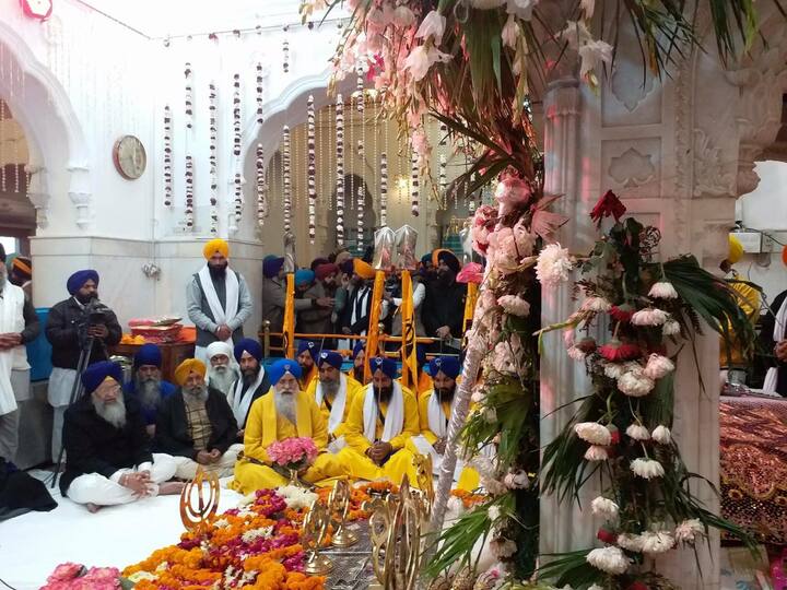 ਨਗਰ ਕੀਰਤਨ ਵਿਚ ਵੱਖ-ਵੱਖ ਸਕੂਲਾਂ ਦੇ ਵਿਦਿਆਰਥੀਆਂ, ਗੱਤਕਾ ਅਖਾੜਿਆਂ ਨੇ ਜੰਗਜੂ ਜੌਹਰ ਦਿਖਾਉਂਦਿਆਂ ਸਾਹਿਬਜ਼ਾਦਿਆਂ ਨੂੰ ਸ਼ਰਧਾ ਤੇ ਸਤਿਕਾਰ ਭੇਟ ਕੀਤਾ।