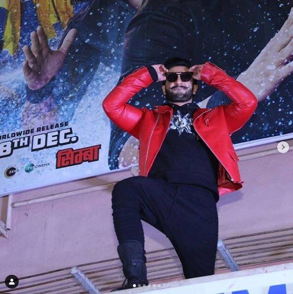 ਰਣਵੀਰ ਸਿੰਘ ਅਤੇ ਸਾਰਾ ਅਲੀ ਖ਼ਾਨ ਦੀ ਫ਼ਿਲਮ `ਸਿੰਬਾ` ਬੀਤੇ ਦਿਨੀਂ ਹੀ ਰਿਲੀਜ਼ ਹੋਈ ਹੈ। ਜਿਸ ਨੂੰ ਔਡੀਅੰਸ ਦਾ ਭਰਵਾਂ ਹੁੰਗਾਰਾ ਮਿਲ ਰਿਹਾ ਹੈ। ਸਭ ਨੂੰ ਦੋਨਾਂ ਦੀ ਕੈਮਿਸਟਰੀ ਦੇ ਨਾਲ ਰਣਵੀਰ ਦੀ ਐਕਟਿੰਗ ਕਾਫੀ ਪਸੰਦ ਆ ਰਹੀ ਹੈ।