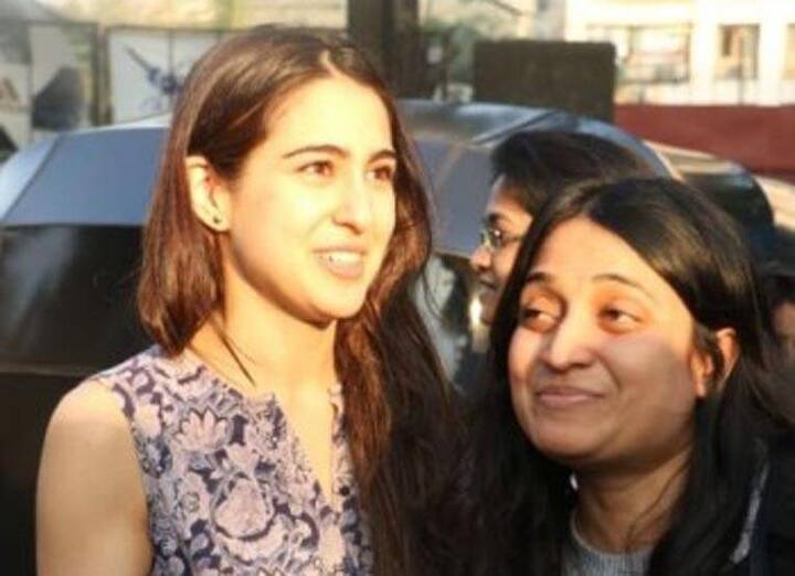 ਦੋਨਾਂ ਦਾ ਇਹ ਹੈਪੀ ਮੂਮੈਂਟ ਤਸਵੀਰਾਂ ਸੋਸ਼ਲ ਮੀਡੀਆ `ਤੇ ਵਾਇਰਲ ਹੋ ਰਹੀਆਂ ਹਨ। ਰਣਵੀਰ ਨੇ ਜਿੱਥੇ ਫੈਨਸ ਲਈ ਡਾਂਸ ਕੀਤਾ। ਨਾਲ ਹੀ ਉਸ ਨੇ ਆਪਣੇ ਫੈਨਸ ਦੇ ਨਾਲ ਤਸਵੀਰਾਂ ਵੀ ਕਲਿਕ ਕਰਵਾਇਆਂ।