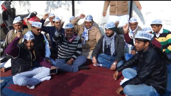 ਪੁਲਿਸ ਨੇ ਰਾਤ 1 ਵਜੇ ਘਰ-ਘਰ ਜਾ ਗ੍ਰਿਫ਼ਤਾਰ ਕੀਤੇ ‘ਆਪ’ ਦੇ 50 ਲੀਡਰ, ਥਾਣੇ ਮੂਹਰੇ ਲੱਗਾ ਧਰਨਾ haryana police arrested 50 aap leaders from their homes ਪੁਲਿਸ ਨੇ ਰਾਤ 1 ਵਜੇ ਘਰ-ਘਰ ਜਾ ਗ੍ਰਿਫ਼ਤਾਰ ਕੀਤੇ ‘ਆਪ’ ਦੇ 50 ਲੀਡਰ, ਥਾਣੇ ਮੂਹਰੇ ਲੱਗਾ ਧਰਨਾ