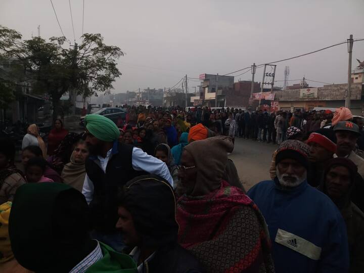 ਪੋਲਿੰਗ ਕੇਂਦਰਾਂ ਦੇ ਬਾਹਰ ਵੋਟਰਾਂ ਦੀਆਂ ਵੱਡੀਆਂ ਵੱਡੀਆਂ ਕਤਾਰਾਂ ਲੱਗੀਆਂ ਹੋਈਆਂ ਹਨ।