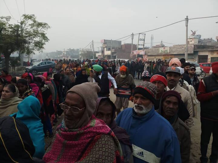 ਅੰਮ੍ਰਿਤਸਰ ਦੇ ਵਿੱਚ ਫਿਲਹਾਲ 2.5 ਡਿਗਰੀ ਤਾਪਮਾਨ ਦਰਜ ਕੀਤਾ ਗਿਆ ਹੈ ਪਰ ਇਸ ਦੇ ਬਾਵਜੂਦ ਵੋਟਰਾਂ ਦੇ ਉਤਸ਼ਾਹ ਵਿੱਚ ਕੋਈ ਕਮੀ ਨਹੀਂ ਦਿੱਸੀ।