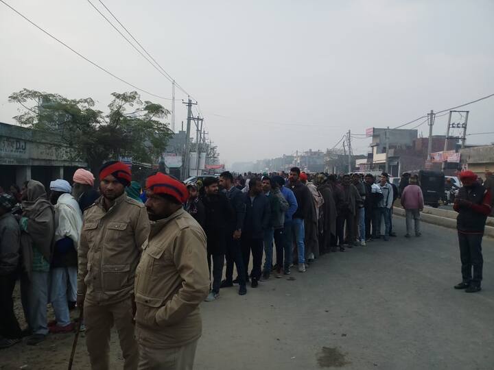 ਪੁਲਿਸ ਨੇ ਪੋਲਿੰਗ ਕੇਂਦਰਾਂ ਦੇ ਬਾਹਰ ਸਖ਼ਤ ਸੁਰੱਖਿਆ ਦੇ ਪ੍ਰਬੰਧ ਕੀਤੇ ਹਨ।