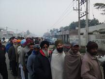 ਕੜਾਕੇ ਦੀ ਠੰਢ ਦੇ ਬਾਵਜੂਦ ਵੱਡੇ ਪੱਧਰ ’ਤੇ ਵੋਟਿੰਗ ਸ਼ੁਰੂ