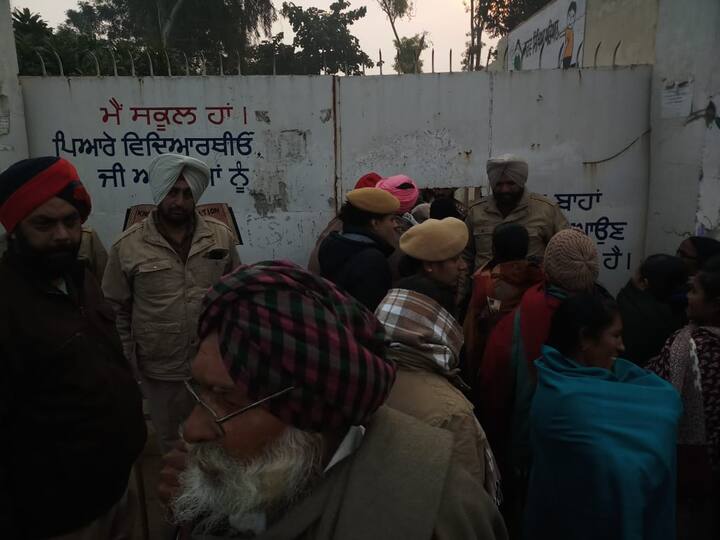 ਅੰਮ੍ਰਿਤਸਰ ਜ਼ਿਲ੍ਹੇ ਦੇ ਸਾਢੇ ਅੱਠ ਹਜ਼ਾਰ ਸਿਵਲ ਪ੍ਰਸ਼ਾਸਨ ਦੇ ਮੁਲਾਜ਼ਮ ਵੋਟਿੰਗ ਕਰਵਾਉਣ ਵਿੱਚ ਜੁਟੇ ਹੋਏ ਹਨ।