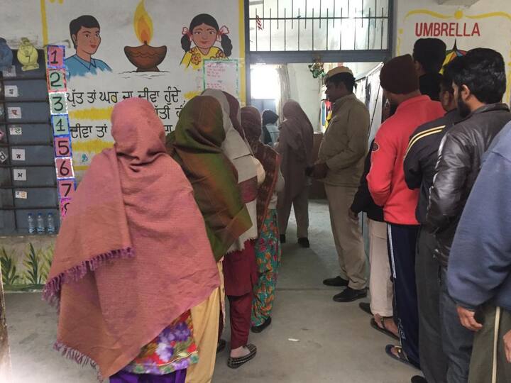 ਸਵੇਰ ਤੋਂ ਹੀ ਪੋਲਿੰਗ ਬੂਥਾਂ ’ਤੇ ਵੱਡੀ ਗਿਣਤੀ ਲੋਕ ਨਜ਼ਰ ਆ ਰਹੇ ਹਨ।