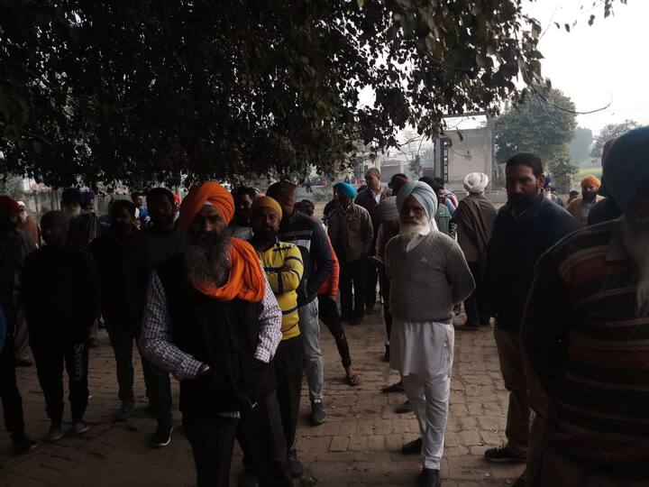 ਅੰਮ੍ਰਿਤਸਰ ਜ਼ਿਲ੍ਹੇ ਵਿੱਚ ਅਮਨ ਸ਼ਾਂਤੀ ਨਾਲ ਵੋਟਿੰਗ ਸ਼ੁਰੂ ਹੋਈ। ਪਰ ਮਜੀਠਾ ਹਲਕੇ ਦੇ ਪਿੰਡ ਮਾਨ ਵਿੱਚ ਵੋਟਿੰਗ ਲਿਸਟ ਵਿੱਚ ਗੜਬੜੀ ਸਾਹਮਣੇ ਆਉਣ ਬਾਅਦ ਪੋਲਿੰਗ ਬੰਦ ਕਰ ਦਿੱਤੀ ਗਈ।