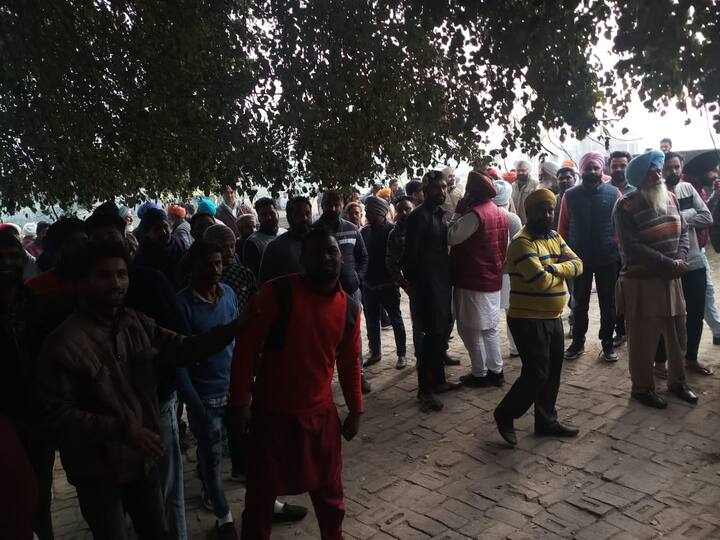 ਪ੍ਰਸ਼ਾਸਨਿਕ ਅਧਿਕਾਰੀ ਮੌਕੇ ’ਤੇ ਪੁੱਜ ਗਏ ਹਨ। ਪਿੰਡ ਦੇ ਲੋਕਾਂ ਨੇ ਕਾਂਗਰਸੀ ਉਮੀਦਵਾਰਾਂ ਦੀ ਤਰਫਦਾਰੀ ਕਰਨ ਦੇ ਲਾਏ ਇਲਜ਼ਾਮ ਤੇ ਕਿਹਾ ਕਿ ਪ੍ਰਸ਼ਾਸਨ ਸਰਕਾਰ ਦੇ ਦਬਾਅ ਅਧੀਨ ਧੱਕੇਸ਼ਾਹੀ ਕਰ ਰਿਹਾ ਹੈ।