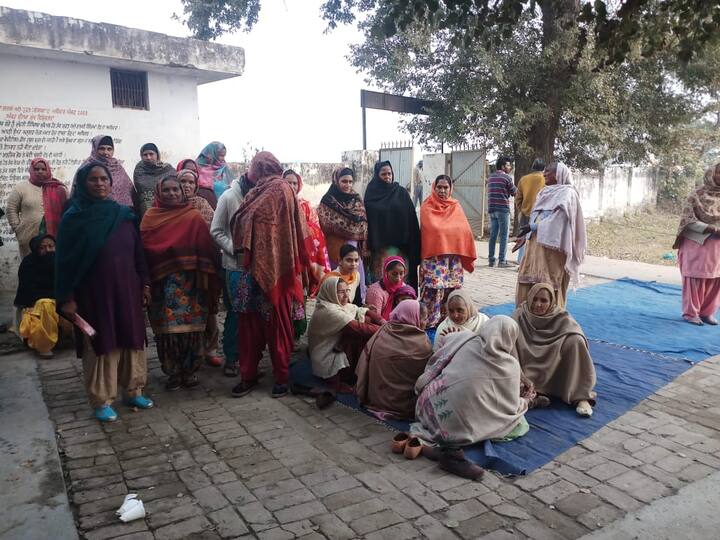 ਅੰਮ੍ਰਿਤਸਰ ਵਿੱਚ ਅੱਤ ਦੀ ਸਰਦੀ ਦੇ ਬਾਵਜੂਦ ਭਾਰੀ ਗਿਣਤੀ ਵੋਟਰ ਵੋਟ ਪਾਉਣ ਲਈ ਪੁੱਜੇ।