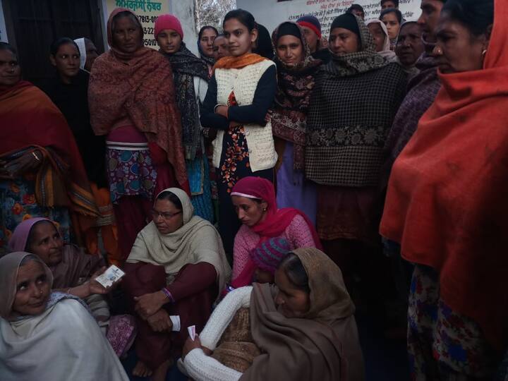 ਪੋਲਿੰਗ ਕੇਂਦਰਾਂ ਦੇ ਬਾਹਰ ਵੋਟਰਾਂ ਦੀਆਂ ਵੱਡੀਆਂ ਵੱਡੀਆਂ ਕਤਾਰਾਂ ਲੱਗੀਆਂ ਹੋਈਆਂ ਹਨ।