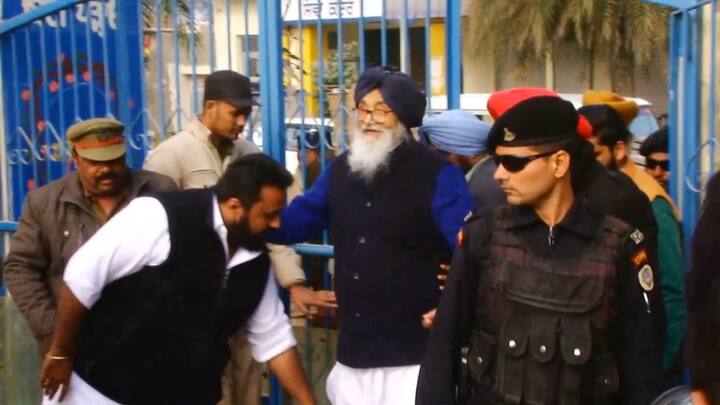 ਚੰਡੀਗੜ੍ਹ: ਸਾਬਕਾ ਮੁੱਖ ਮੰਤਰੀ ਪ੍ਰਕਾਸ਼ ਸਿੰਘ ਬਾਦਲ ਨੇ ਆਪਣੀ ਵੋਟ ਦਾ ਇਸਤੇਮਾਲ ਕੀਤਾ। ਉਨ੍ਹਾਂ ਪਿੰਡ ਬਾਦਲ ਵਿੱਚ ਆਪਣੀ ਵੋਟ ਪਾਈ।