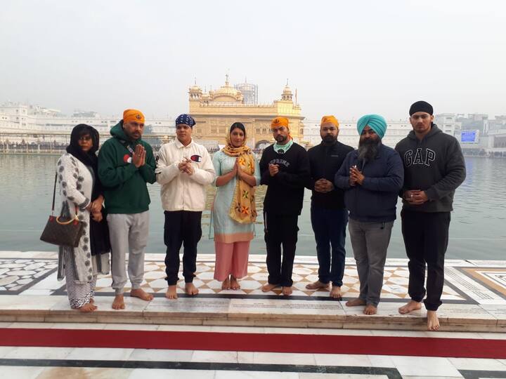 ਅੰਮ੍ਰਿਤਸਰ: ਪੰਜਾਬੀ ਰੈਪਰ ਬੋਹੇਮੀਆ ਨੇ ਪਰਿਵਾਰ ਸਮੇਤ ਸ੍ਰੀ ਹਰਿਮੰਦਰ ਸਾਹਿਬ ਹਾਜ਼ਰੀ ਭਰੀ।