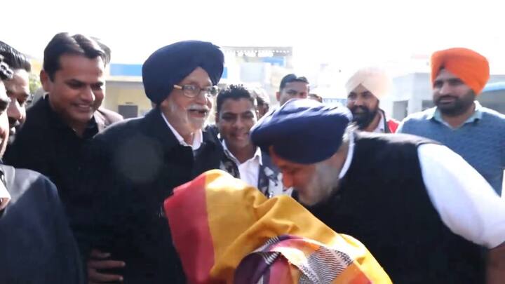 ਇਸ ਮੌਕੇ ਦੋਵਾਂ ਨੇ ਆਪਣੇ ਗੁਰਦਾਸ ਸਿੰਘ ਬਾਦਲ ਨੂੰ ਮਿਲ ਕੇ ਪੈਰੀਂ ਹੱਥ ਲਾ ਕੇ ਆਸ਼ੀਰਵਾਦ ਲਿਆ। ਇਸ ਦੌਰਾਨ ਕੇਂਦਰੀ ਮੰਤਰੀ ਹਰਸਿਮਰਤ ਬਾਦਲ ਨੇ ਵੀ ਆਪਣੇ ਚਾਚਾ ਸਹੁਰਾ ਗੁਰਦਾਸ ਬਾਦਲ ਤੋਂ ਆਸ਼ੀਰਵਾਦ ਹਾਸਲ ਕੀਤਾ।