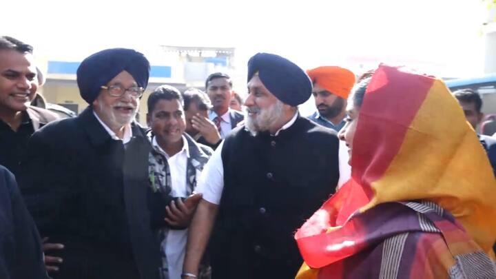  ਪੰਚਾਇਤ ਚੋਣਾਂ ਵਿੱਚ ਅੱਜ ਪਿੰਡ ਬਾਦਲ ਵਿੱਚ ਬਾਦਲ ਪਰਿਵਾਰ ਨੇ ਵੋਟ ਪਾਈ। ਵੋਟ ਪਾਉਣ ਵੇਲੇ ਪੋਲਿੰਗ ਬੂਥ ਵਿੱਚ ਚਾਚਾ-ਭਤੀਜਾ ਤੇ ਭਤੀਜ ਨੰਹੂ ਆਹਮਣੇ ਸਾਹਮਣੇ ਆ ਗਏ।