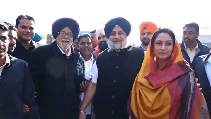 ਪੰਜਾਬ ਦੇ ਵਿੱਤ ਮੰਤਰੀ ਮਨਪ੍ਰੀਤ ਬਾਦਲ ਵੱਲੋਂ ਕਾਂਗਰਸ ਵਿੱਚ ਸ਼ਾਮਲ ਹੋਣ ਮਗਰੋਂ ਦੋਵਾਂ ਪਰਿਵਾਰਾਂ ਵਿੱਚ ਦੂਰੀਆਂ ਬਣ ਗਈਆਂ ਸਨ।