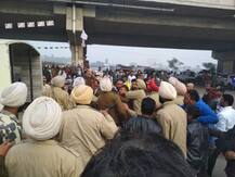 ਪੰਚਾਇਤੀ ਚੋਣਾਂ: ਲੋਕਾਂ ਨੂੰ ਖਦੇੜਨ ਲਈ ਪੁਲਿਸ ਨੇ ਕੀਤਾ ਲਾਠੀਚਾਰਜ, ਨੌਜਵਾਨ ਜ਼ਖ਼ਮੀ