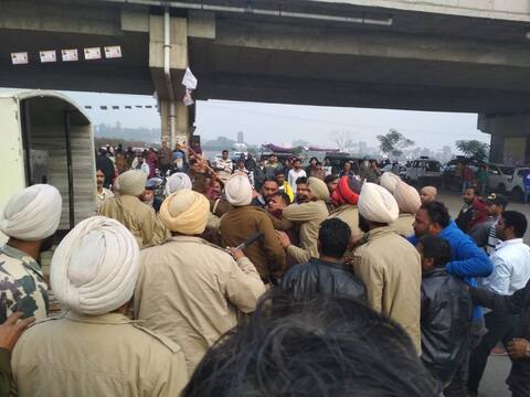 ਪੰਚਾਇਤੀ ਚੋਣਾਂ: ਲੋਕਾਂ ਨੂੰ ਖਦੇੜਨ ਲਈ ਪੁਲਿਸ ਨੇ ਕੀਤਾ ਲਾਠੀਚਾਰਜ, ਨੌਜਵਾਨ ਜ਼ਖ਼ਮੀ ਪੰਚਾਇਤੀ ਚੋਣਾਂ: ਲੋਕਾਂ ਨੂੰ ਖਦੇੜਨ ਲਈ ਪੁਲਿਸ ਨੇ ਕੀਤਾ ਲਾਠੀਚਾਰਜ, ਨੌਜਵਾਨ ਜ਼ਖ਼ਮੀ