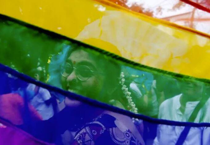  6 ਸਤੰਬਰ ਨੂੰ ਇਸ ਸਾਲ ਸੁਪਰੀਮ ਕੋਰਟ ਦੀ ਸੁਣਵਾਈ ਦੌਰਾਨ ਦੇਸ਼ ‘ਚ ਸਮਲਿੰਗੀ ਰਿਸ਼ਤਿਆਂ ਨੂੰ ਕਾਨੂੰਨੀ ਕਰਾਰ ਦਿੱਤਾ ਗਿਆ ਸੀ। ਇਸ ਦੀ ਖੁਸ਼ੀ ਸਮਲਿੰਗੀਆਂ ਨੇ ਆਪਣੀ ਵੱਡੀ ਜਿੱਤ ਦੇ ਤੌਰ ‘ਤੇ ਮਨਾਈ ਸੀ। ਇਸ 158 ਸਾਲ ਪੁਰਾਣਾ ਕਾਨੂੰਨ ਸੀ ਜਿਸ ਨੂੰ ਖ਼ਤਮ ਕਰਨ ਲਈ ਸਮਲਿੰਗੀ ਲੋਕ ਲੜਾਈ ਲੜ ਰਹੇ ਸੀ।