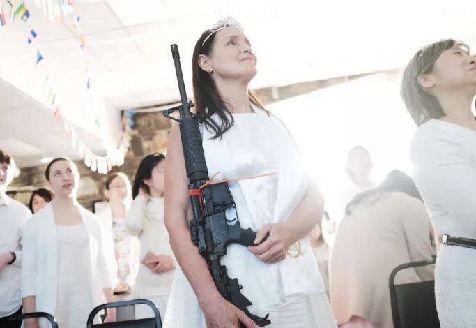 ਇਸ ਫੋਟੋ ਨੂੰ ਪਾਰਕਲੈਂਡ ‘ਚ ਹੋਈ ਗੋਲੀਬਾਰੀ ਤੋਂ ਹਫਤਾ ਬਾਅਦ ਕੈਪਚਰ ਕੀਤਾ ਗਿਆ ਸੀ। ਇਸ ‘ਚ 17 ਲੋਕਾਂ ਦੀ ਮੌਤ ਹੋ ਗਈ ਸੀ। ਪੇਨਸਿਲਵੇਨੀਆ ਦੀ ਇੱਕ ਚਰਚ ‘ਚ ਲੋਕ ਇਸ ਤਰ੍ਹਾਂ ਬੰਦੂਕ ਲੈ ਕੇ ਖੜ੍ਹੇ ਹੁੰਦੇ ਹਨ, ਜੋ ਧਾਰਮਿਕ ਮਾਮਲਾ ਹੈ।