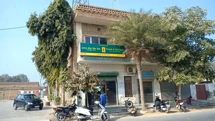 ਪਿੰਡ ਬਾਦਲ ’ਚ ਕੁੱਲ 2,919 ਵੋਟਰ ਹਨ। ਵੇਰਵਿਆਂ ਮੁਤਾਬਕ ਪਿੰਡ ਬਾਦਲ ਦੇ ਨੌਂ ਵਾਰਡਾਂ ਵਿੱਚੋਂ ਚਾਰ ਕਾਂਗਰਸੀ ਪੰਚ, ਤਿੰਨ ਅਕਾਲੀ ਦਲ ਦੇ ਪੰਚ ਜੇਤੂ ਰਹੇ ਹਨ। ਜਦਕਿ ਦੋ ਵਾਰਡਾਂ ’ਚ ਅਕਾਲੀ ਪੰਚ ਸਰਬਸੰਮਤੀ ਨਾਲ ਚੁਣੇ ਜਾ ਚੁੱਕੇ ਹਨ।