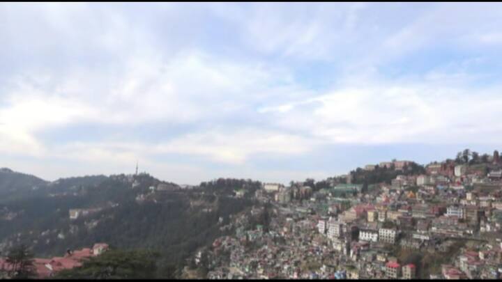 ਮੌਸਮ ਵਿਭਾਗ ਮੁਤਾਬਕ ਪੱਛਮੀ ਗੜਬੜੀਆਂ ਦੇ ਸਰਗਰਮ ਹੋਣ ਕਾਰਨ ਪਹਿਲੀ ਤੇ ਦੋ ਜਨਵਰੀ ਨੂੰ ਉਤਲੇ ਇਲਾਕਿਆਂ ਵਿੱਚ ਬਰਫ਼ਬਾਰੀ ਤੇ ਕੁਝ ਹੇਠਲੇ ਖੇਤਰਾਂ ਵਿੱਚ ਬਾਰਸ਼ ਦੀ ਸੰਭਾਵਨਾ ਹੈ।