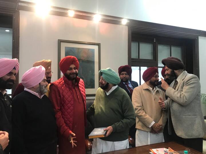 ਇਸੇ ਤਰ੍ਹਾਂ ਸੂਬੇ ਦੇ ਮੁੱਖ ਮੰਤਰੀ ਕੈਪਟਨ ਅਮਰਿੰਦਰ ਸਿੰਘ ਨੇ ਅੱਜ ਕਰਤਾਰਪੁਰ ਸਾਹਿਬ ਲਾਂਘੇ ਨੂੰ ਸਮਰਪਿਤ ਕੈਲੰਡਰ ਜਾਰੀ ਕੀਤਾ ਹੈ।