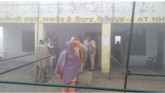 ਲੋਕਾਂ ਕਤਾਰਾਂ ਵਿੱਚ ਖੜੇ ਹੋ ਕੇ ਸ਼ਾਂਤੀਪੁਰਵਕ ਵੋਟਾਂ ਪਾ ਰਹੇ ਹਨ।