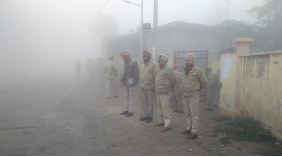 ਪੰਜਾਬ ਸਰਕਾਰ ਨੇ ਸੂਬੇ ਦੇ 8 ਜ਼ਿਲ੍ਹਿਆਂ ਦੀਆਂ ਕੁੱਲ 14 ਥਾਵਾਂ 'ਤੇ ਮੁੜ ਹੋਣ ਜਾ ਰਹੀਆਂ ਗਰਾਮ ਪੰਚਾਇਤ ਚੋਣਾਂ ਦੇ ਮੱਦੇਨਜ਼ਰ ਸਬੰਧਿਤ ਜ਼ਿਲ੍ਹਿਆਂ ਵਿੱਚ ਫੈਕਟਰੀਆਂ ਦੇ ਕਾਮਿਆਂ ਲਈ ਅੱਜ ਛੁੱਟੀ ਦਾ ਐਲਾਨ ਕੀਤਾ ਹੈ ਤਾਂ ਜੋ ਉਹ ਪੰਚਾਇਤੀ ਚੋਣਾਂ ਵਿੱਚ ਆਪਣੇ ਵੋਟ ਪਾਉਣ ਦੇ ਅਧਿਕਾਰ ਦੀ ਵਰਤੋਂ ਕਰ ਸਕਣ।