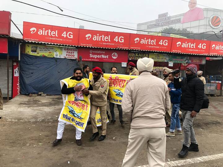 ਨੌਜਵਾਨਾਂ ਨੇ ਮੋਦੀ ਨੂੰ ਕਾਲੀਆਂ ਝੰਡੀਆਂ ਦਿਖਾਈਆਂ ਤੇ