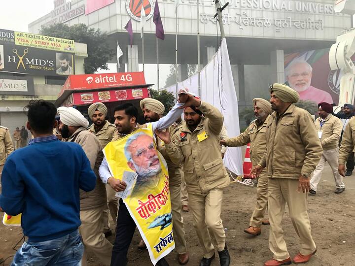 ਪ੍ਰਾਪਤ ਜਾਣਕਾਰੀ ਦੌਰਾਨ ਪ੍ਰਧਾਨ ਮੰਤਰੀ ਨਰੇਂਦਰ ਮੋਦੀ ਦੀ ਰੈਲੀ ਤੋਂ ਪਹਿਲਾਂ ਸਵੇਰ ਸਮੇਂ ਜਲੰਧਰ ਵਿੱਚ ਵੀ ਕੁਝ ਨੌਜਵਾਨਾਂ ਨੇ ਹੰਗਾਮੇ ਦੀ ਕੋਸ਼ਿਸ਼ ਕੀਤੀ, ਜਿਨ੍ਹਾਂ ਨੂੰ ਪੁਲਿਸ ਨੇ ਹਿਰਾਸਤ ਦੇ ਵਿੱਚ ਲੈ ਲਿਆ। ਇਹ ਨੌਜਵਾਨ ਯੂਥ ਕਾਂਗਰਸ ਦੇ ਨਾਲ ਸਬੰਧਤ ਦੱਸੇ ਜਾਂਦੇ ਹਨ ਤੇ ਪੁਲਿਸ ਨੇ ਇਨ੍ਹਾਂ ਖ਼ਿਲਾਫ਼ ਹਾਲੇ ਤਕ ਕੋਈ ਕਾਰਵਾਈ ਨਹੀਂ ਕੀਤੀ।