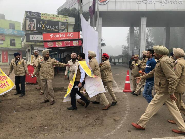 ਗੁਰਦਾਸਪੁਰ ਵਿੱਚ ਰੈਲੀ ਸ਼ੁਰੂ ਹੋਣ ਮਗਰੋਂ ਜਿਸ ਸਮੇਂ ਪ੍ਰਧਾਨ ਮੰਤਰੀ ਨਰੇਂਦਰ ਮੋਦੀ ਆਪਣਾ ਭਾਸ਼ਣ ਦੇ ਰਹੇ ਸਨ ਤਾਂ ਪੰਡਾਲ ਵਿੱਚ ਮੌਜੂਦ ਕੁਝ ਨੌਜਵਾਨਾਂ ਨੇ ਆਪਣੀ ਜੇਬ ਵਿੱਚੋਂ ਕਾਲੀਆਂ ਝੰਡੀਆਂ ਕੱਢੀਆਂ ਤੇ ਪੀਐਮ ਨੂੰ ਦਿਖਾਉਣੀਆਂ ਸ਼ੁਰੂ ਕਰ ਦਿੱਤੀਆਂ। ਨਾਲ ਹੀ ਉਨ੍ਹਾਂ