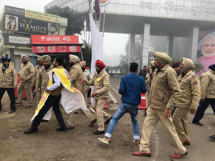 ਬਾਅਦ ਵਿੱਚ ਪਤਾ ਲੱਗਾ ਕਿ ਉਹ ਕਾਂਗਰਸ ਦੇ ਵਿਦਿਆਰਥੀ ਵਿੰਗ ਐਨਐਸਯੂਆਈ ਦੇ ਕਾਰਕੁੰਨ ਸਨ।