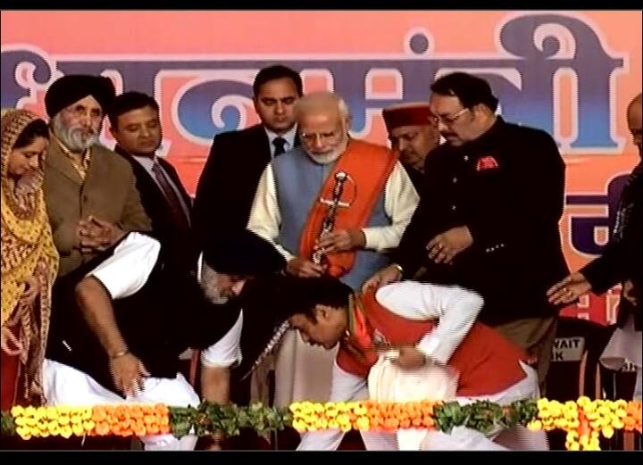 ਮੋਦੀ ਨੂੰ ਸਨਮਾਨਤ ਕਰਨ ਲਈ ਅਕਾਲੀ ਤੇ ਬੀਜੇਪੀ ਦੇ ਲੀਡਰ ਇਕੱਠੇ ਹੋਏ ਸਨ ਕਿ ਅਚਾਨਕ ਉਨ੍ਹਾਂ ਨੂੰ ਭੇਟ ਕਰਨ ਲਈ ਲਿਆਂਦੀ ਲੋਈ ਹੇਠਾਂ ਡਿੱਗ ਜਾਂਦੀ ਹੈ।