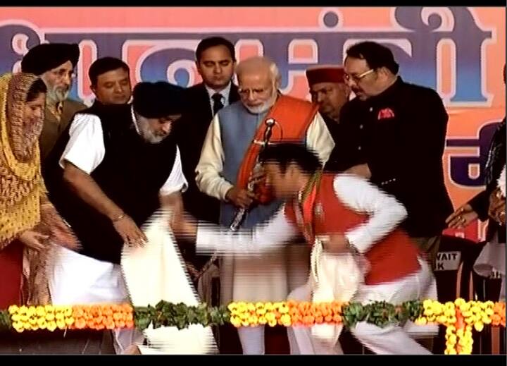 ਬੀਜੇਪੀ ਦੀ ਟਿਕਟ ਤੋਂ ਗੁਰਦਾਸਪੁਰ ਲੋਕ ਸਭਾ ਜ਼ਿਮਨੀ ਚੋਣ ਚੁੱਕੇ ਸਵਰਨ ਸਲਾਰੀਆ ਨੇ ਲੋਈ ਹੇਠੋਂ ਚੁੱਕ ਸੁਖਬੀਰ ਬਾਦਲ ਨੂੰ ਫੜਾ ਦਿੱਤੀ।