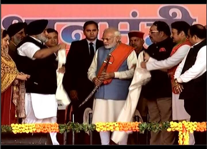 ਅਕਾਲੀ ਦਲ ਦੇ ਪ੍ਰਧਾਨ ਸੁਖਬੀਰ ਬਾਦਲ ਨੇ ਉਸੇ ਲੋਈ ਨਾਲ ਪੀਐਮ ਮੋਦੀ ਨੂੰ ਸਨਮਾਨਿਤ ਕਰ ਦਿੱਤਾ।