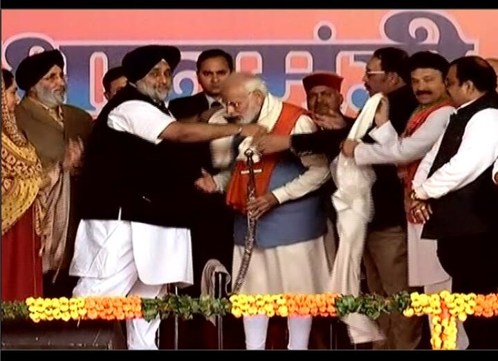 ਸੁਖਬੀਰ ਬਾਦਲ ਦਾ ਧਿਆਨ ਫ਼ੋਟੋ ਖਿੱਚਵਾਉਣ ਵੱਲ ਸੀ ਪਰ ਉੱਧਰ ਪੀਐਮ ਮੋਦੀ ਨੇ ਉਨ੍ਹਾਂ ਦਾ ਧੰਨਵਾਦ ਕਰਨਾ ਚਾਹਿਆ।